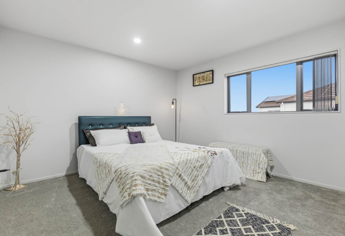 In Established Karaka Lakes community, 4 beds 2.5 baths house with double garage on 576m2 section, close to schools, shops, motorway access, 0.7 km to Hingaia Peninsula School, 1.1 km to Rosehill Intermediate, 1.2 km to Rosehill College, 41 Pickaberry Avenue, Karaka, Auckland