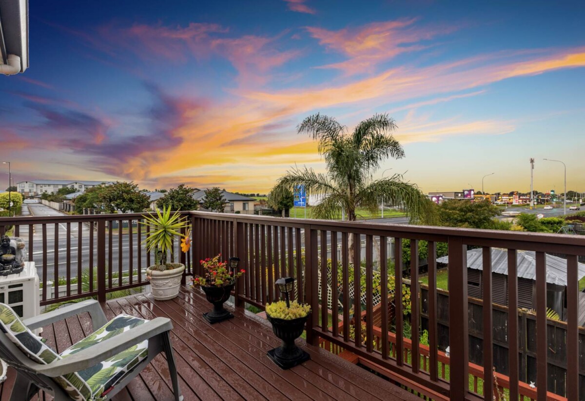 In Established Karaka Lakes community, 4 beds 2.5 baths house with double garage on 576m2 section, close to schools, shops, motorway access, 0.7 km to Hingaia Peninsula School, 1.1 km to Rosehill Intermediate, 1.2 km to Rosehill College, 41 Pickaberry Avenue, Karaka, Auckland