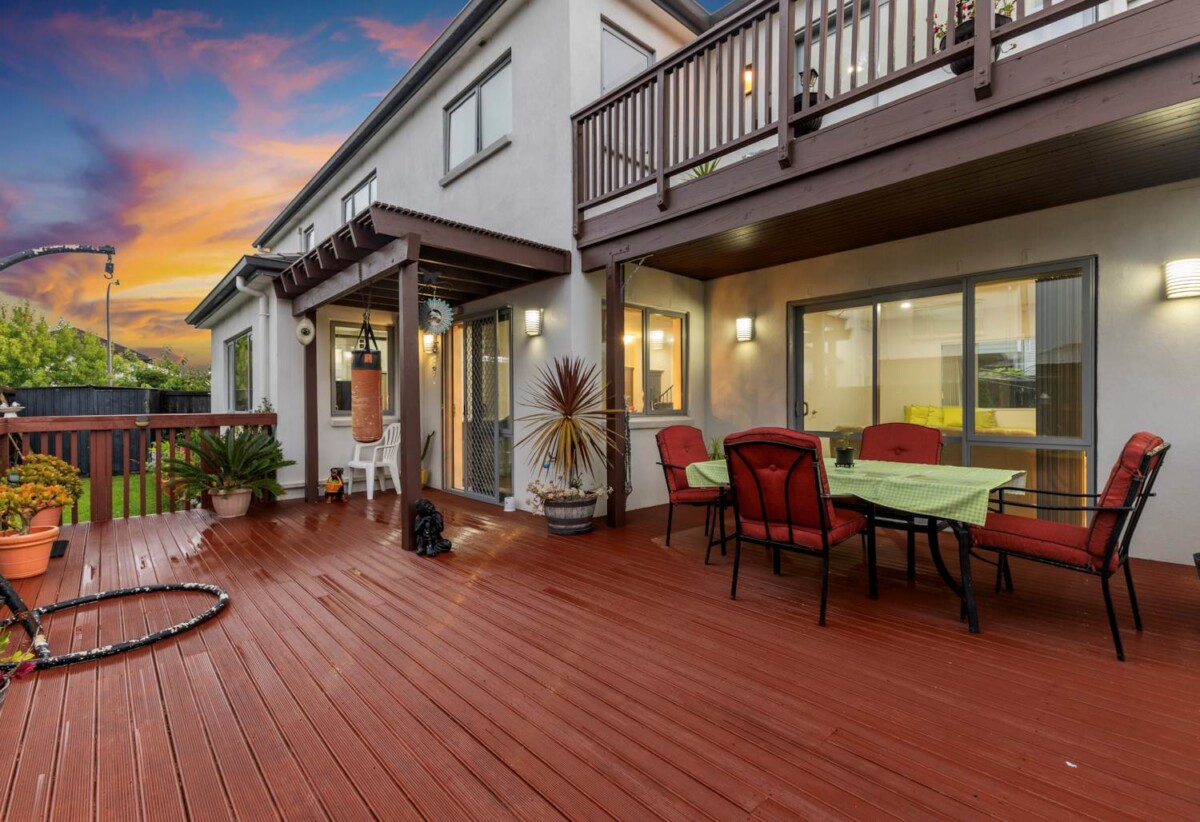 In Established Karaka Lakes community, 4 beds 2.5 baths house with double garage on 576m2 section, close to schools, shops, motorway access, 0.7 km to Hingaia Peninsula School, 1.1 km to Rosehill Intermediate, 1.2 km to Rosehill College, 41 Pickaberry Avenue, Karaka, Auckland