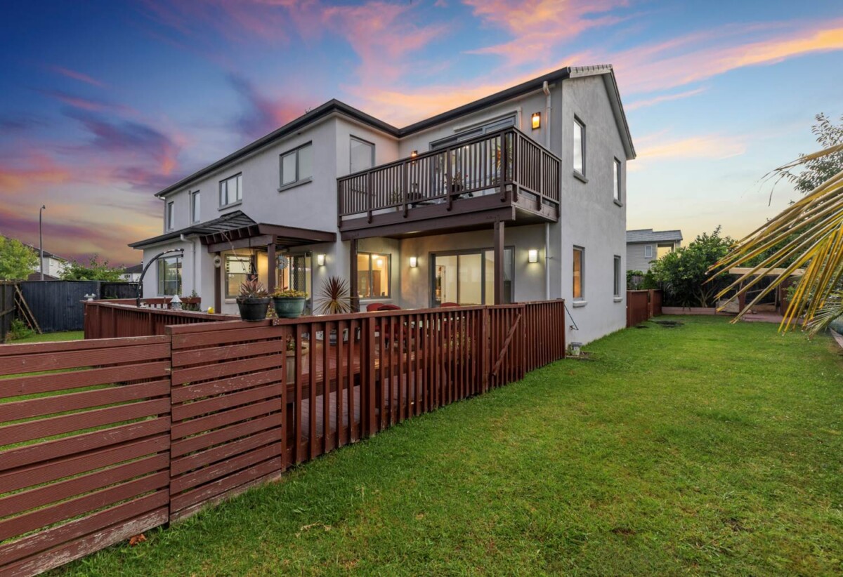 In Established Karaka Lakes community, 4 beds 2.5 baths house with double garage on 576m2 section, close to schools, shops, motorway access, 0.7 km to Hingaia Peninsula School, 1.1 km to Rosehill Intermediate, 1.2 km to Rosehill College, 41 Pickaberry Avenue, Karaka, Auckland