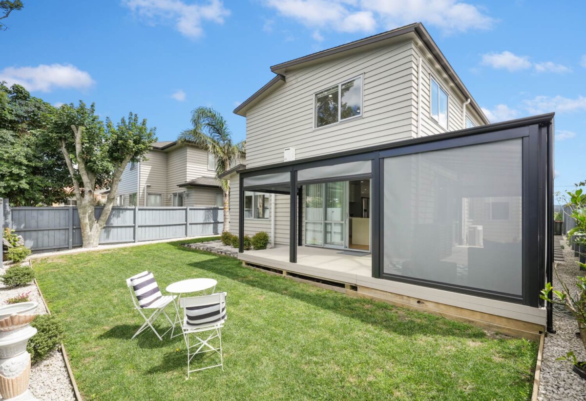 Mt Roskill Grammar school zone, 5 beds 3.5 baths house with double garage on 410m2 section, minutes to schools, shops, motorway access, 0.5 km to Hay Park School and Waikowhai Intermediate, 1.2 km to Mt Roskill Grammar, 84A Oakdale Road, Hillsborough, Auckland