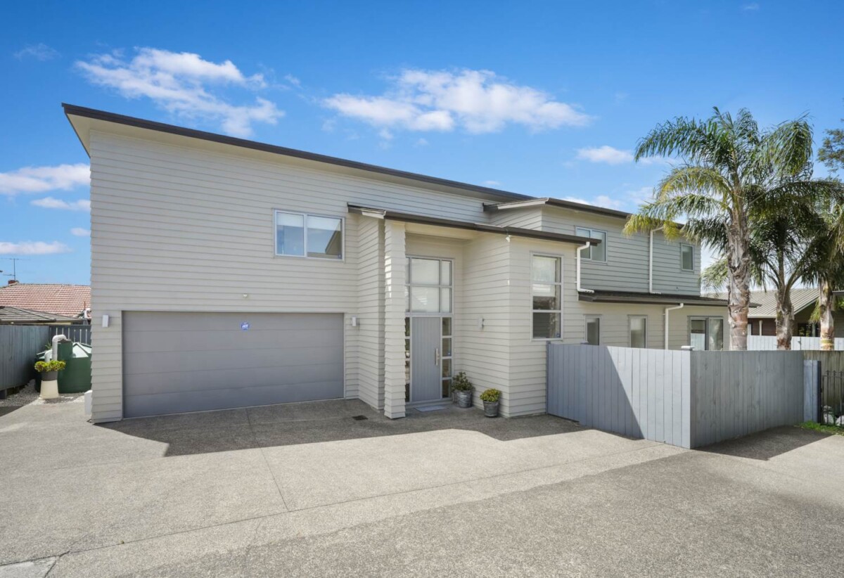 Mt Roskill Grammar school zone, 5 beds 3.5 baths house with double garage on 410m2 section, minutes to schools, shops, motorway access, 0.5 km to Hay Park School and Waikowhai Intermediate, 1.2 km to Mt Roskill Grammar, 84A Oakdale Road, Hillsborough, Auckland