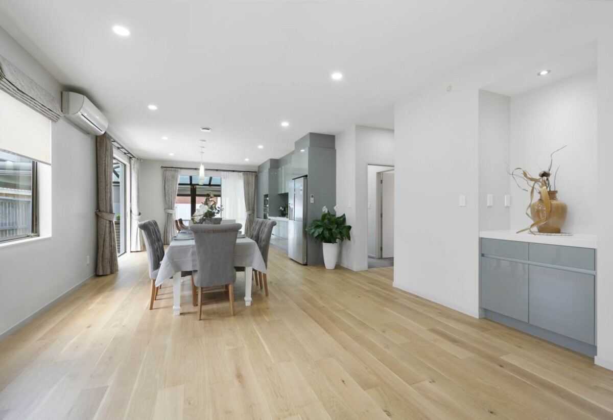 Mt Roskill Grammar school zone, 5 beds 3.5 baths house with double garage on 410m2 section, minutes to schools, shops, motorway access, 0.5 km to Hay Park School and Waikowhai Intermediate, 1.2 km to Mt Roskill Grammar, 84A Oakdale Road, Hillsborough, Auckland
