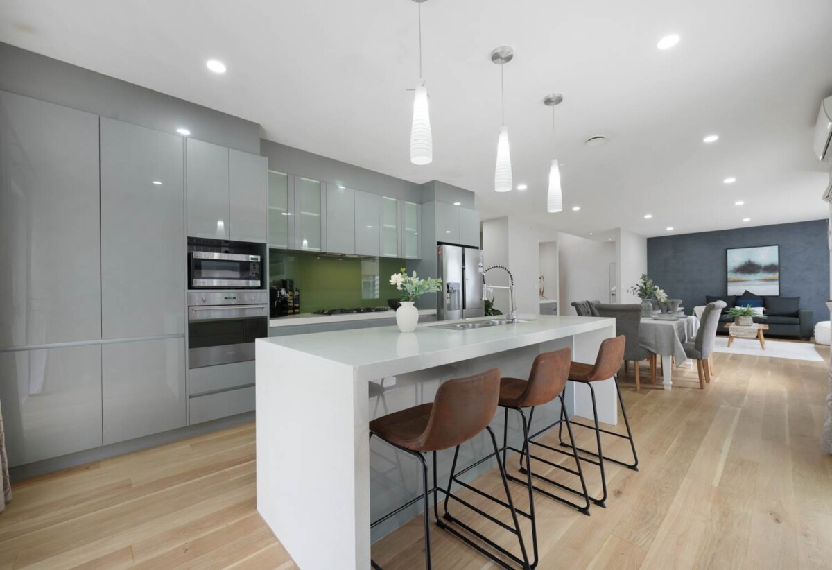 Mt Roskill Grammar school zone, 5 beds 3.5 baths house with double garage on 410m2 section, minutes to schools, shops, motorway access, 0.5 km to Hay Park School and Waikowhai Intermediate, 1.2 km to Mt Roskill Grammar, 84A Oakdale Road, Hillsborough, Auckland