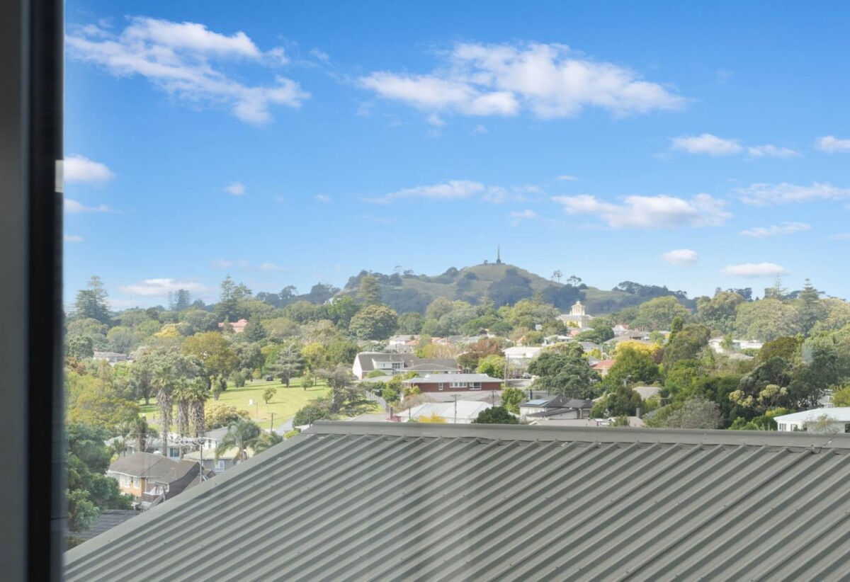 Mt Roskill Grammar school zone, 5 beds 3.5 baths house with double garage on 410m2 section, minutes to schools, shops, motorway access, 0.5 km to Hay Park School and Waikowhai Intermediate, 1.2 km to Mt Roskill Grammar, 84A Oakdale Road, Hillsborough, Auckland