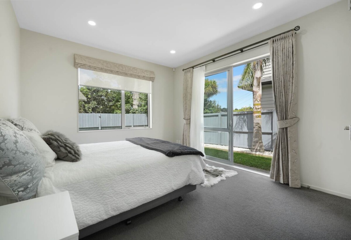 Mt Roskill Grammar school zone, 5 beds 3.5 baths house with double garage on 410m2 section, minutes to schools, shops, motorway access, 0.5 km to Hay Park School and Waikowhai Intermediate, 1.2 km to Mt Roskill Grammar, 84A Oakdale Road, Hillsborough, Auckland