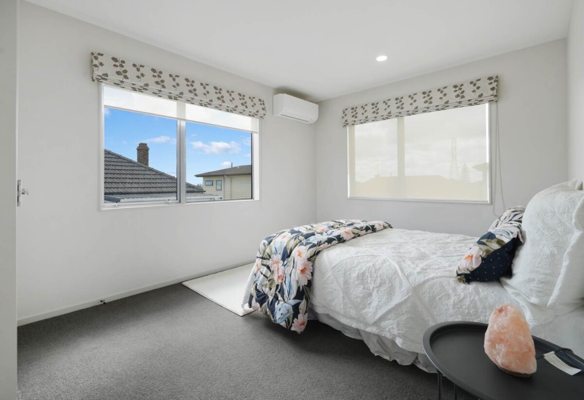 Mt Roskill Grammar school zone, 5 beds 3.5 baths house with double garage on 410m2 section, minutes to schools, shops, motorway access, 0.5 km to Hay Park School and Waikowhai Intermediate, 1.2 km to Mt Roskill Grammar, 84A Oakdale Road, Hillsborough, Auckland