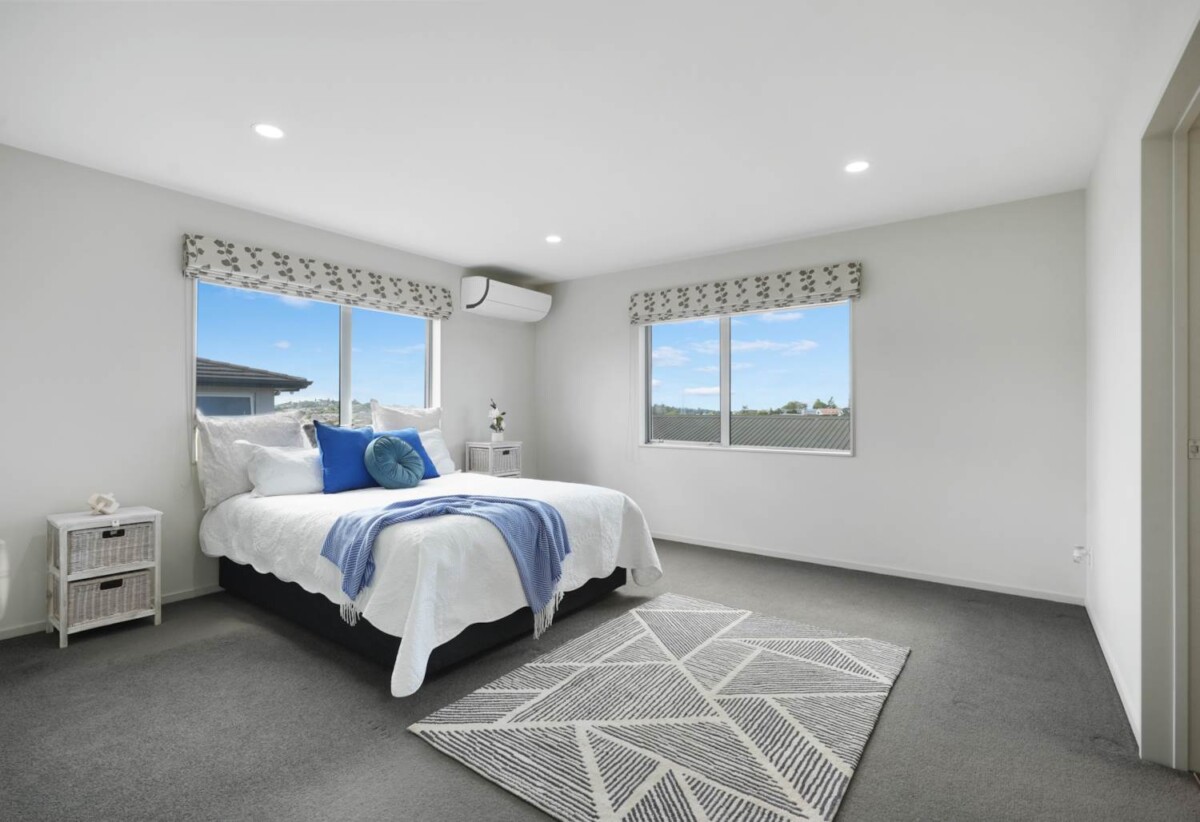 Mt Roskill Grammar school zone, 5 beds 3.5 baths house with double garage on 410m2 section, minutes to schools, shops, motorway access, 0.5 km to Hay Park School and Waikowhai Intermediate, 1.2 km to Mt Roskill Grammar, 84A Oakdale Road, Hillsborough, Auckland