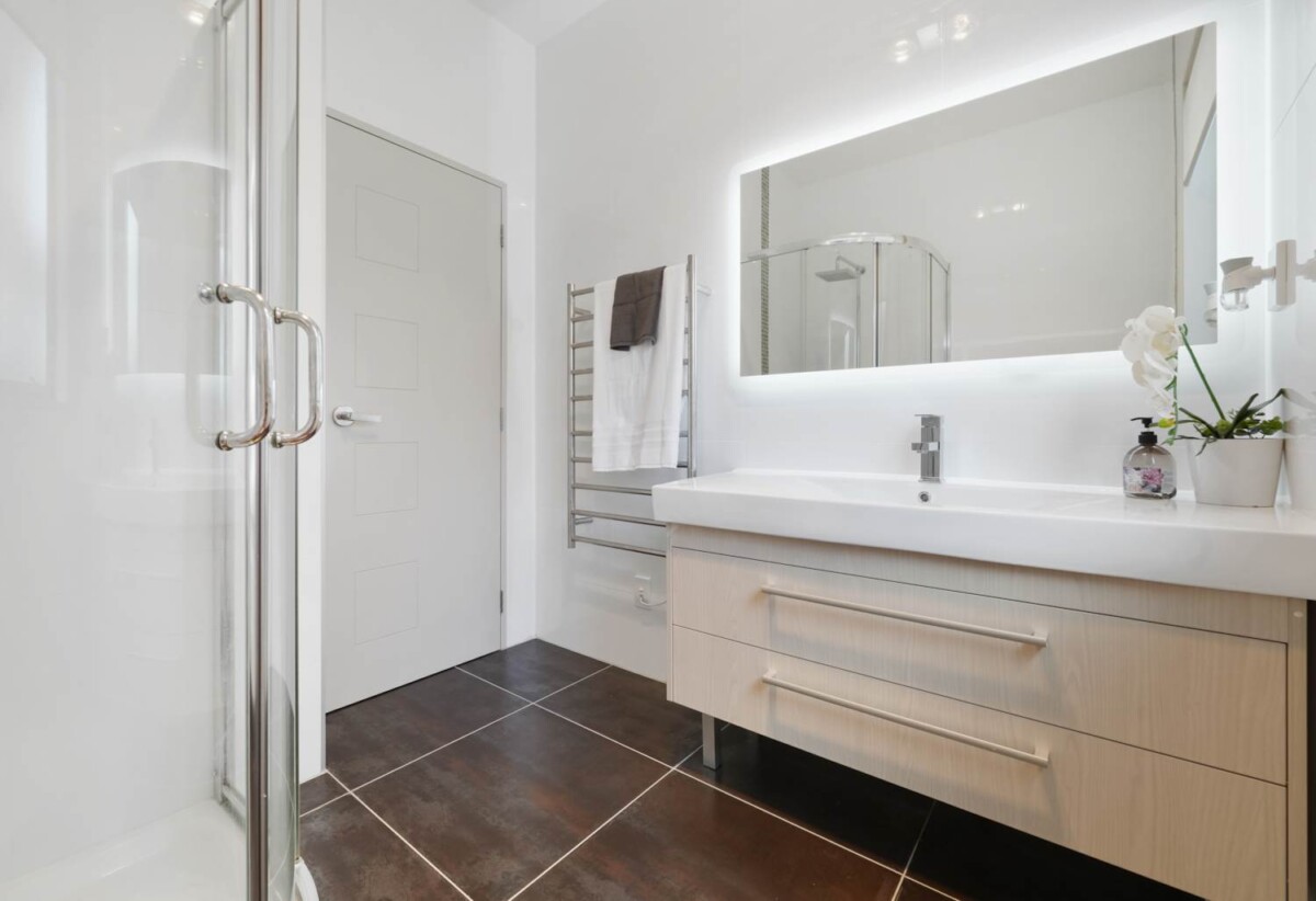 Mt Roskill Grammar school zone, 5 beds 3.5 baths house with double garage on 410m2 section, minutes to schools, shops, motorway access, 0.5 km to Hay Park School and Waikowhai Intermediate, 1.2 km to Mt Roskill Grammar, 84A Oakdale Road, Hillsborough, Auckland