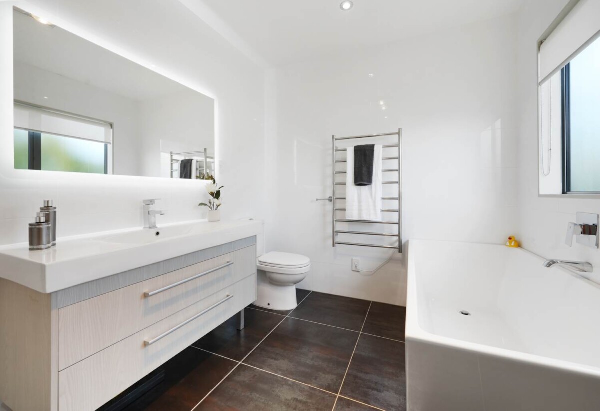 Mt Roskill Grammar school zone, 5 beds 3.5 baths house with double garage on 410m2 section, minutes to schools, shops, motorway access, 0.5 km to Hay Park School and Waikowhai Intermediate, 1.2 km to Mt Roskill Grammar, 84A Oakdale Road, Hillsborough, Auckland