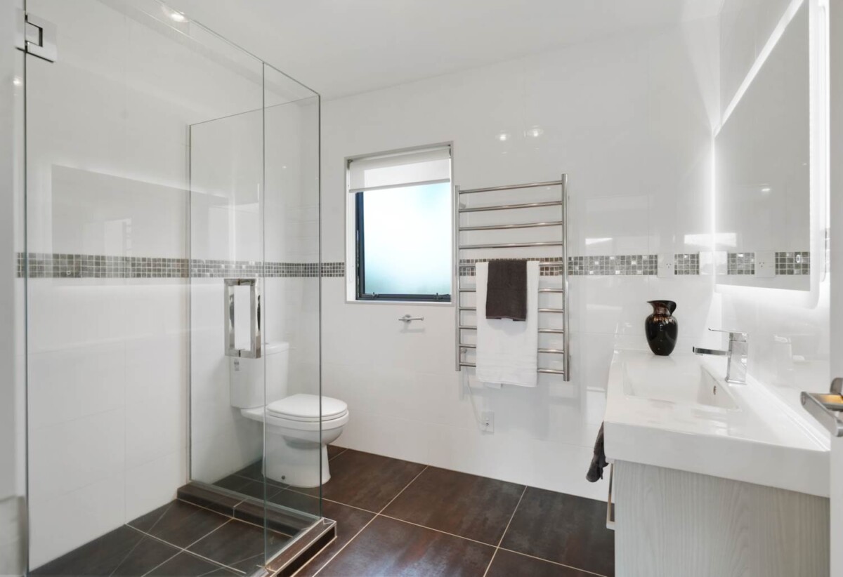 Mt Roskill Grammar school zone, 5 beds 3.5 baths house with double garage on 410m2 section, minutes to schools, shops, motorway access, 0.5 km to Hay Park School and Waikowhai Intermediate, 1.2 km to Mt Roskill Grammar, 84A Oakdale Road, Hillsborough, Auckland