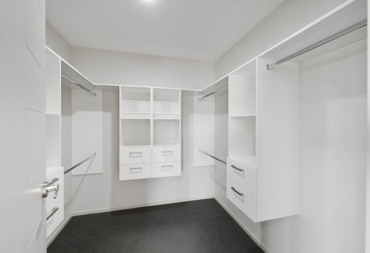 Mt Roskill Grammar school zone, 5 beds 3.5 baths house with double garage on 410m2 section, minutes to schools, shops, motorway access, 0.5 km to Hay Park School and Waikowhai Intermediate, 1.2 km to Mt Roskill Grammar, 84A Oakdale Road, Hillsborough, Auckland