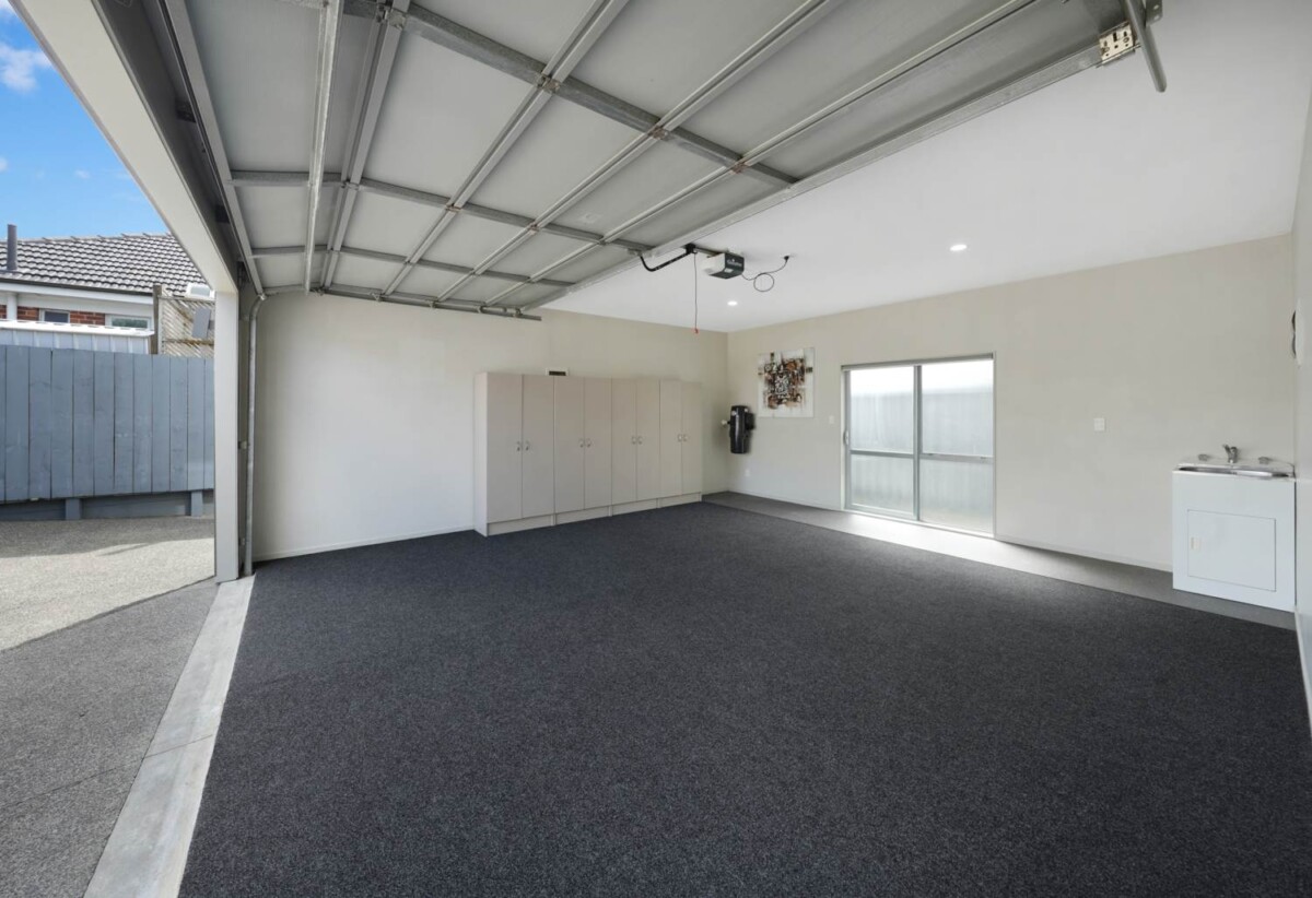 Mt Roskill Grammar school zone, 5 beds 3.5 baths house with double garage on 410m2 section, minutes to schools, shops, motorway access, 0.5 km to Hay Park School and Waikowhai Intermediate, 1.2 km to Mt Roskill Grammar, 84A Oakdale Road, Hillsborough, Auckland