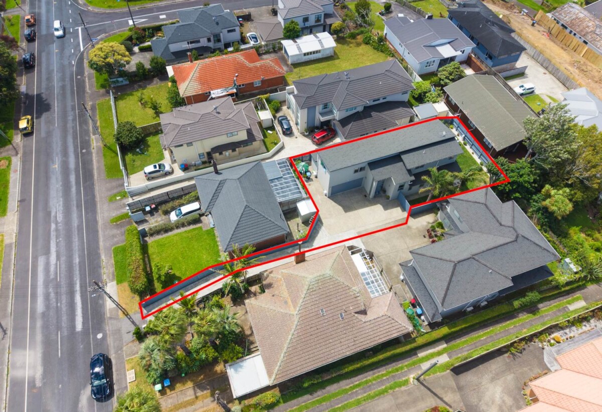 Mt Roskill Grammar school zone, 5 beds 3.5 baths house with double garage on 410m2 section, minutes to schools, shops, motorway access, 0.5 km to Hay Park School and Waikowhai Intermediate, 1.2 km to Mt Roskill Grammar, 84A Oakdale Road, Hillsborough, Auckland