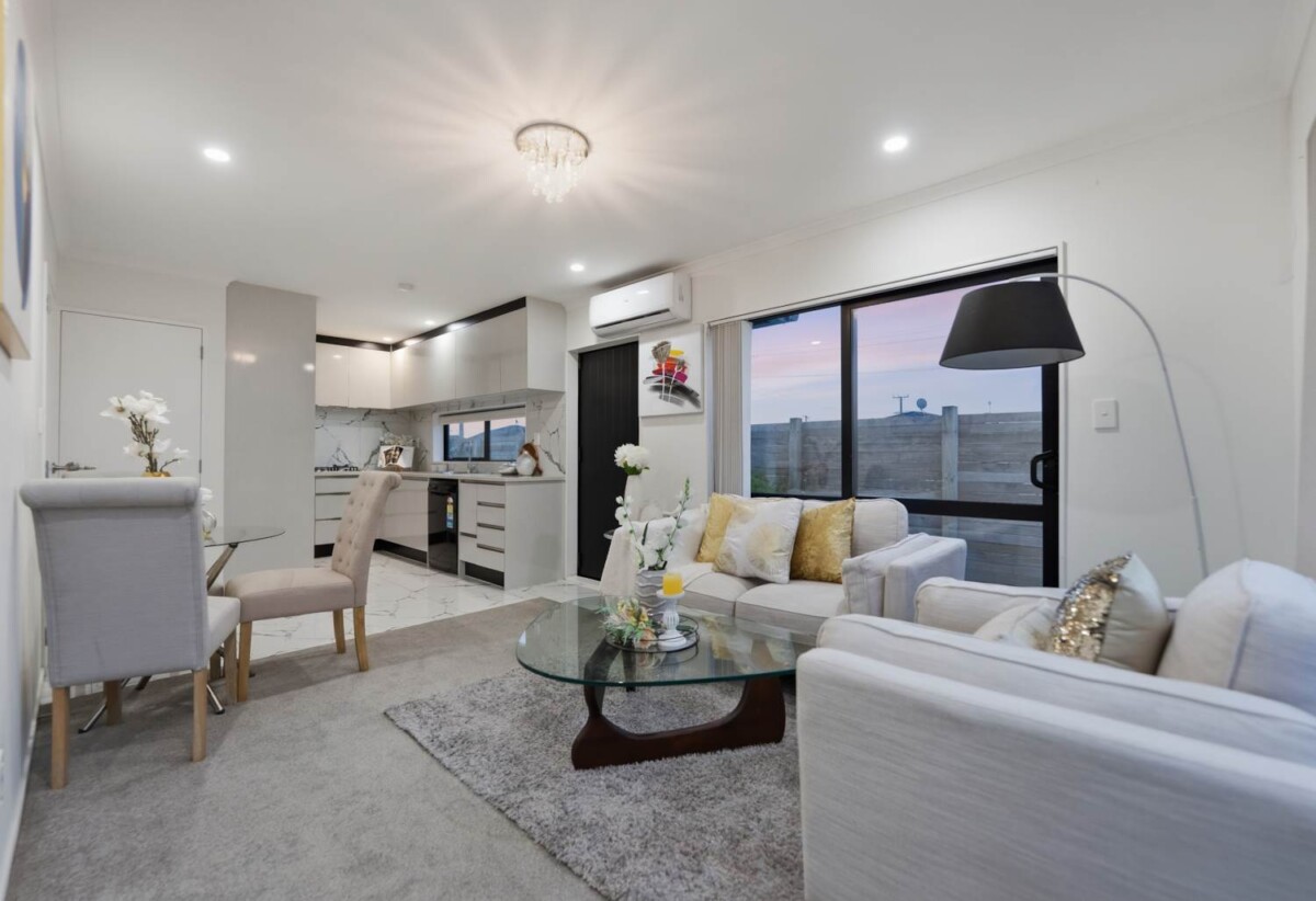 Move-in ready, Freehold 4 beds 2.5 baths home with garage, 0.9 km to Papatoetoe Central School and Papatoetoe Intermediate, 1.3 km to Papatoetoe High School, 23A Motatau Road, Papatoetoe, Auckland
