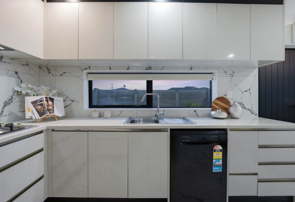 Move-in ready, Freehold 4 beds 2.5 baths home with garage, 0.9 km to Papatoetoe Central School and Papatoetoe Intermediate, 1.3 km to Papatoetoe High School, 23A Motatau Road, Papatoetoe, Auckland