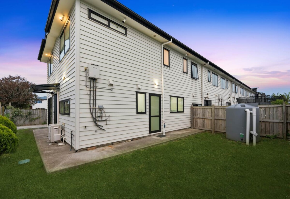 Move-in ready, Freehold 4 beds 2.5 baths home with garage, 0.9 km to Papatoetoe Central School and Papatoetoe Intermediate, 1.3 km to Papatoetoe High School, 23A Motatau Road, Papatoetoe, Auckland