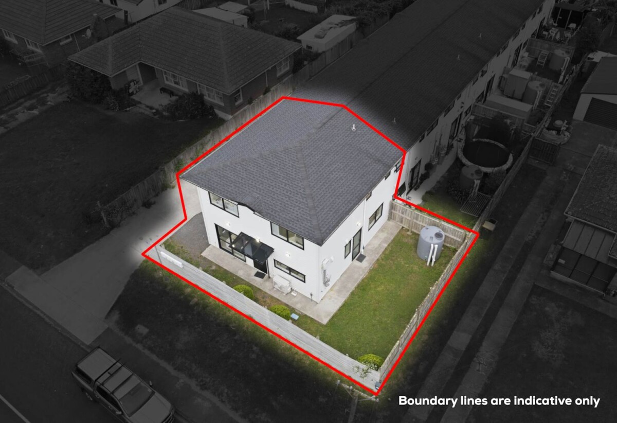 Move-in ready, Freehold 4 beds 2.5 baths home with garage, 0.9 km to Papatoetoe Central School and Papatoetoe Intermediate, 1.3 km to Papatoetoe High School, 23A Motatau Road, Papatoetoe, Auckland