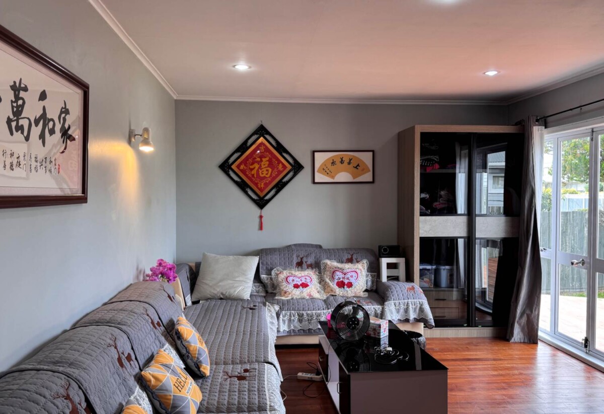 3 beds house with garage on 754m2 section, 0.3 km to Edgewater College, 1 km to Anchorage Park School, 1.2 km to Pakuranga Intermediate, 1.3 km to Riverhills School, 98 Edgewater Drive, Pakuranga, Auckland