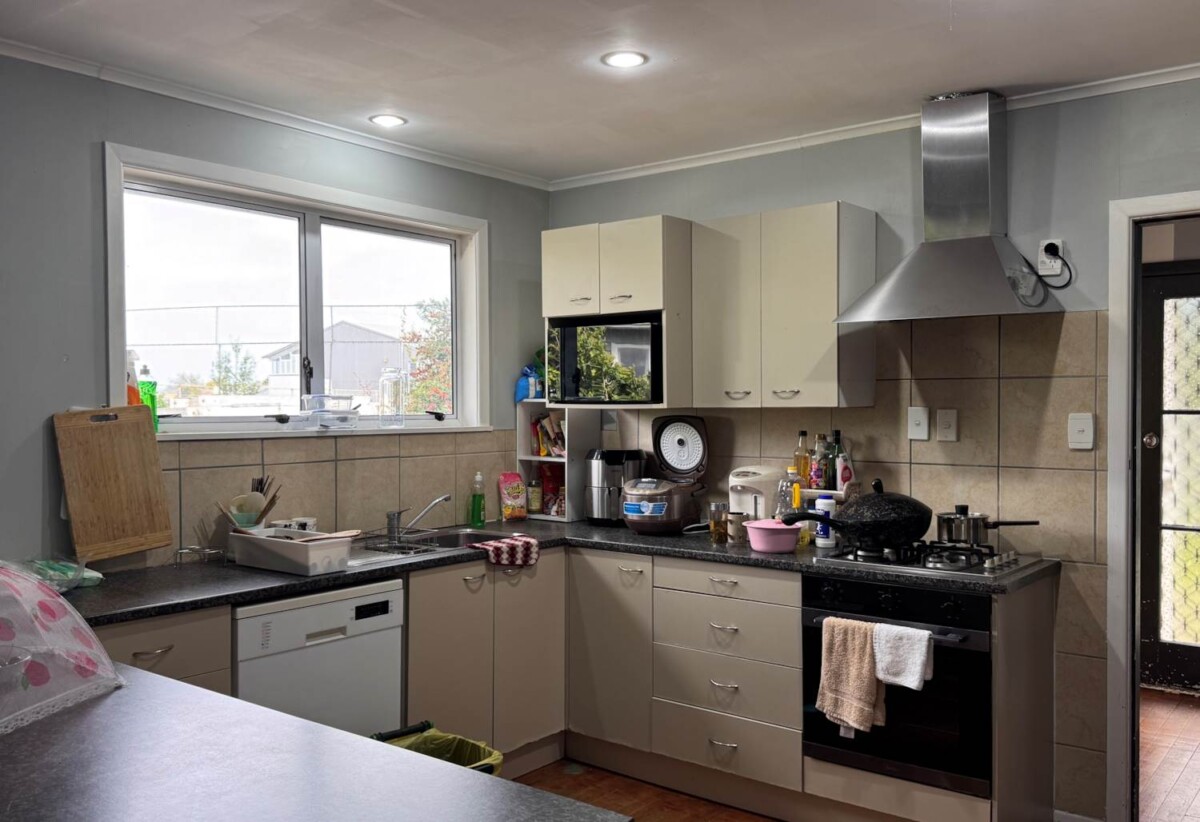 3 beds house with garage on 754m2 section, 0.3 km to Edgewater College, 1 km to Anchorage Park School, 1.2 km to Pakuranga Intermediate, 1.3 km to Riverhills School, 98 Edgewater Drive, Pakuranga, Auckland