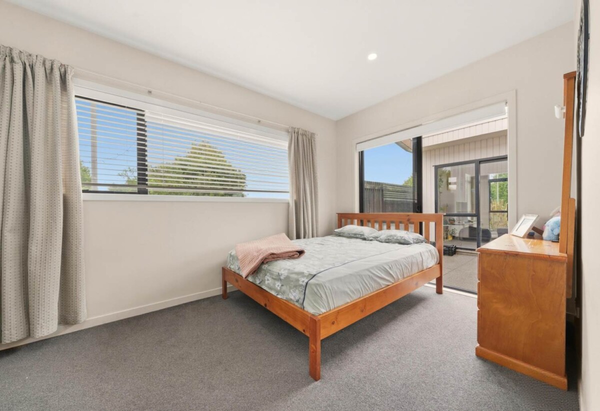 Standalone 2 beds 2 baths house on 211m2 section, Converted integrated garage – ideal third bedroom (currently used as 3rd bedroom which is carpeted & insulated) plus separate storage, close to schools, park, South Gate Shopping Centre, 17 Liberation Road, Papakura, Auckland
