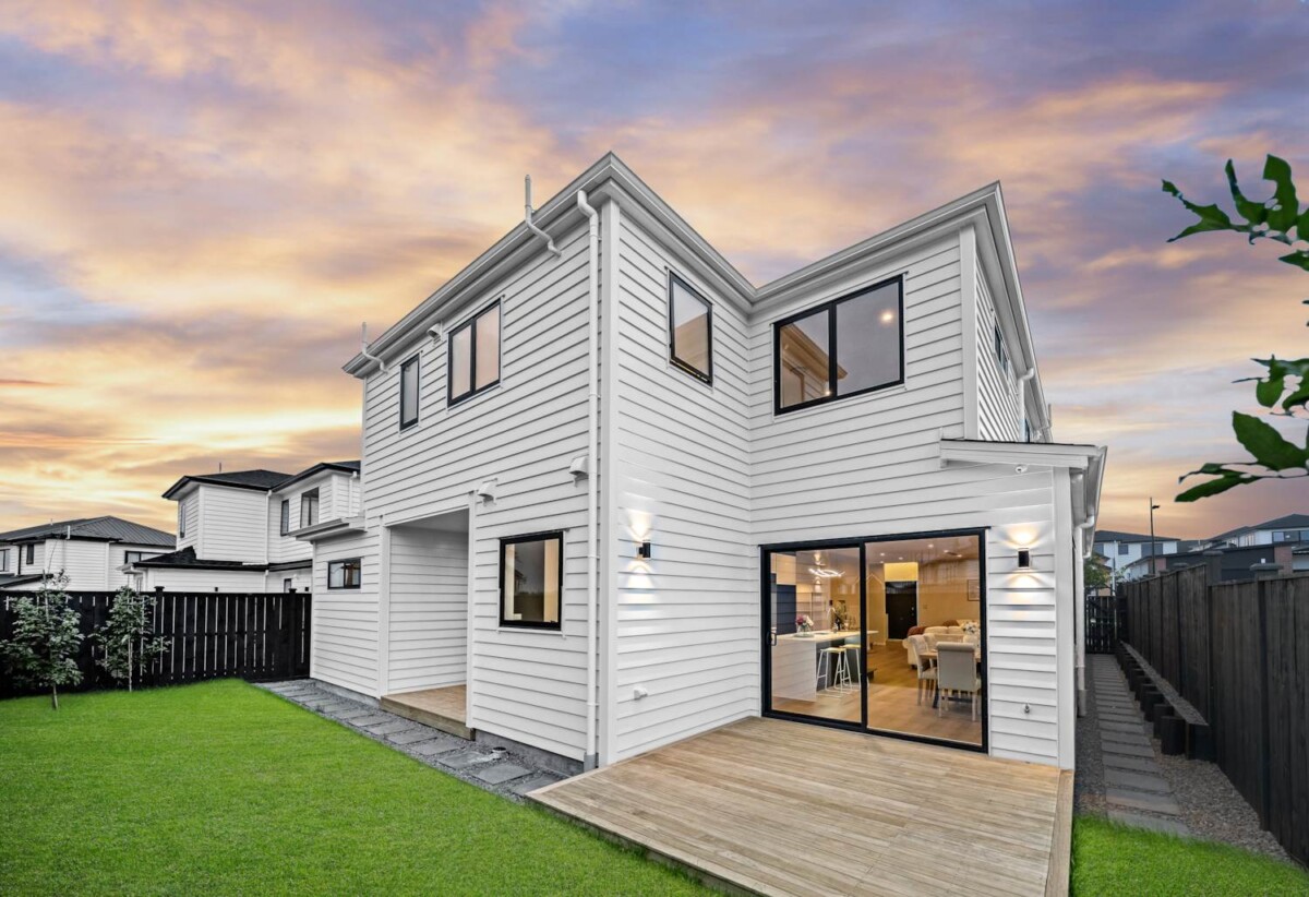 Brandnew 7 beds 6.5 baths house with double garage and 2 beds granny, 5 ensuites, 0.4 km to Mangapikopiko School, 1.6 km to Rosehill Intermediate, 1.8 km to Rosehill College, 5 Pineview Drive, Karaka, Auckland