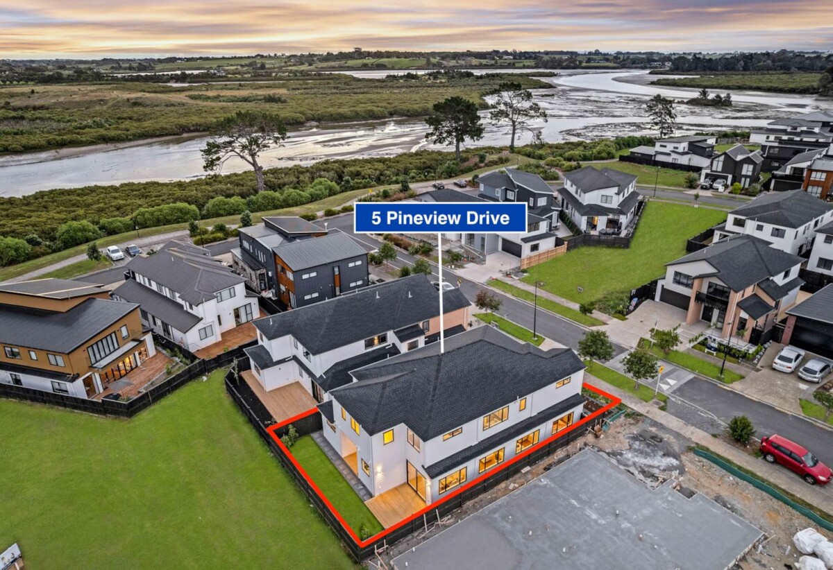 Brandnew 7 beds 6.5 baths house with double garage and 2 beds granny, 5 ensuites, 0.4 km to Mangapikopiko School, 1.6 km to Rosehill Intermediate, 1.8 km to Rosehill College, 5 Pineview Drive, Karaka, Auckland