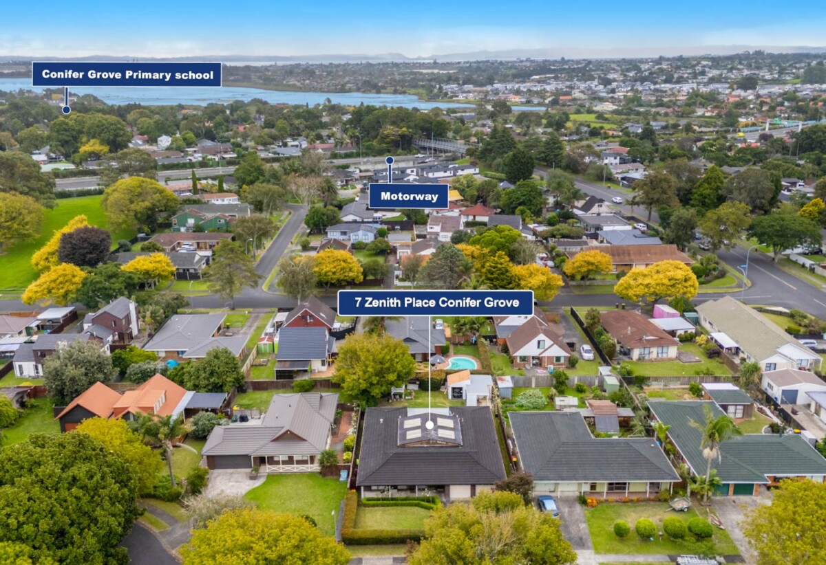 Brick and tile 4 beds 2.5 baths house with garage on 766m2 section, with 2 standalone big storage rooms, 0.6 km to Conifer Grove School, 7 Zenith Place, Conifer Grove, Auckland