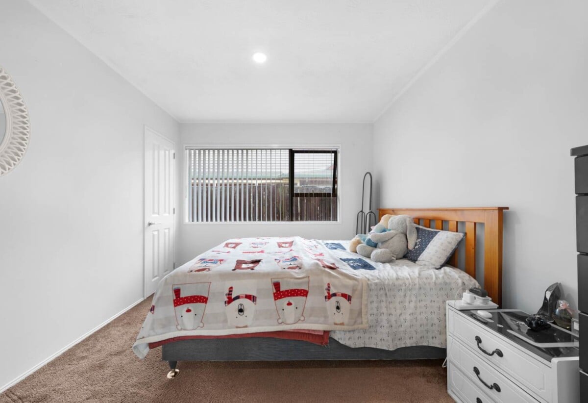 Brick and tile 4 beds 2.5 baths house with garage on 766m2 section, with 2 standalone big storage rooms, 0.6 km to Conifer Grove School, 7 Zenith Place, Conifer Grove, Auckland