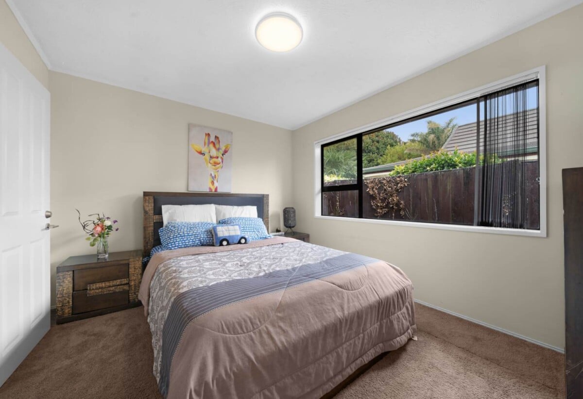 Brick and tile 4 beds 2.5 baths house with garage on 766m2 section, with 2 standalone big storage rooms, 0.6 km to Conifer Grove School, 7 Zenith Place, Conifer Grove, Auckland
