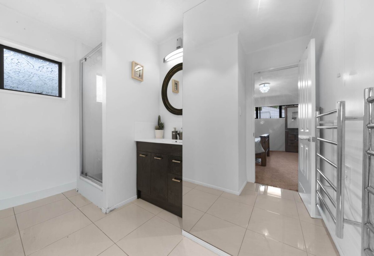 Brick and tile 4 beds 2.5 baths house with garage on 766m2 section, with 2 standalone big storage rooms, 0.6 km to Conifer Grove School, 7 Zenith Place, Conifer Grove, Auckland