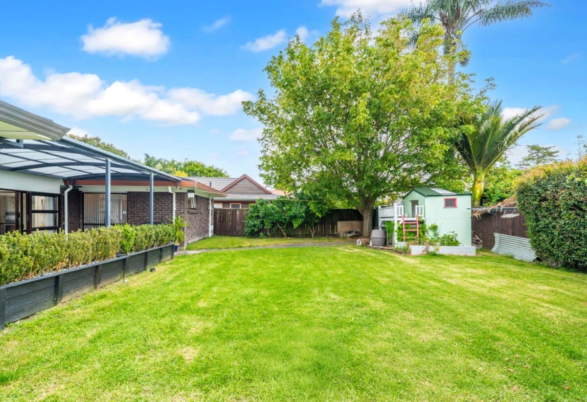 Brick and tile 4 beds 2.5 baths house with garage on 766m2 section, with 2 standalone big storage rooms, 0.6 km to Conifer Grove School, 7 Zenith Place, Conifer Grove, Auckland