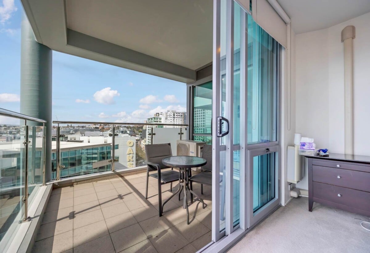 Auckland Girls’ Grammar School zone, 77m2 LEASEHOLD 1 bed + 1 study (which can be used as a second bedroom) 1 bath 1 car park apartment with sea views, move-in ready, 1210/30 Beach Road, City Centre, Auckland
