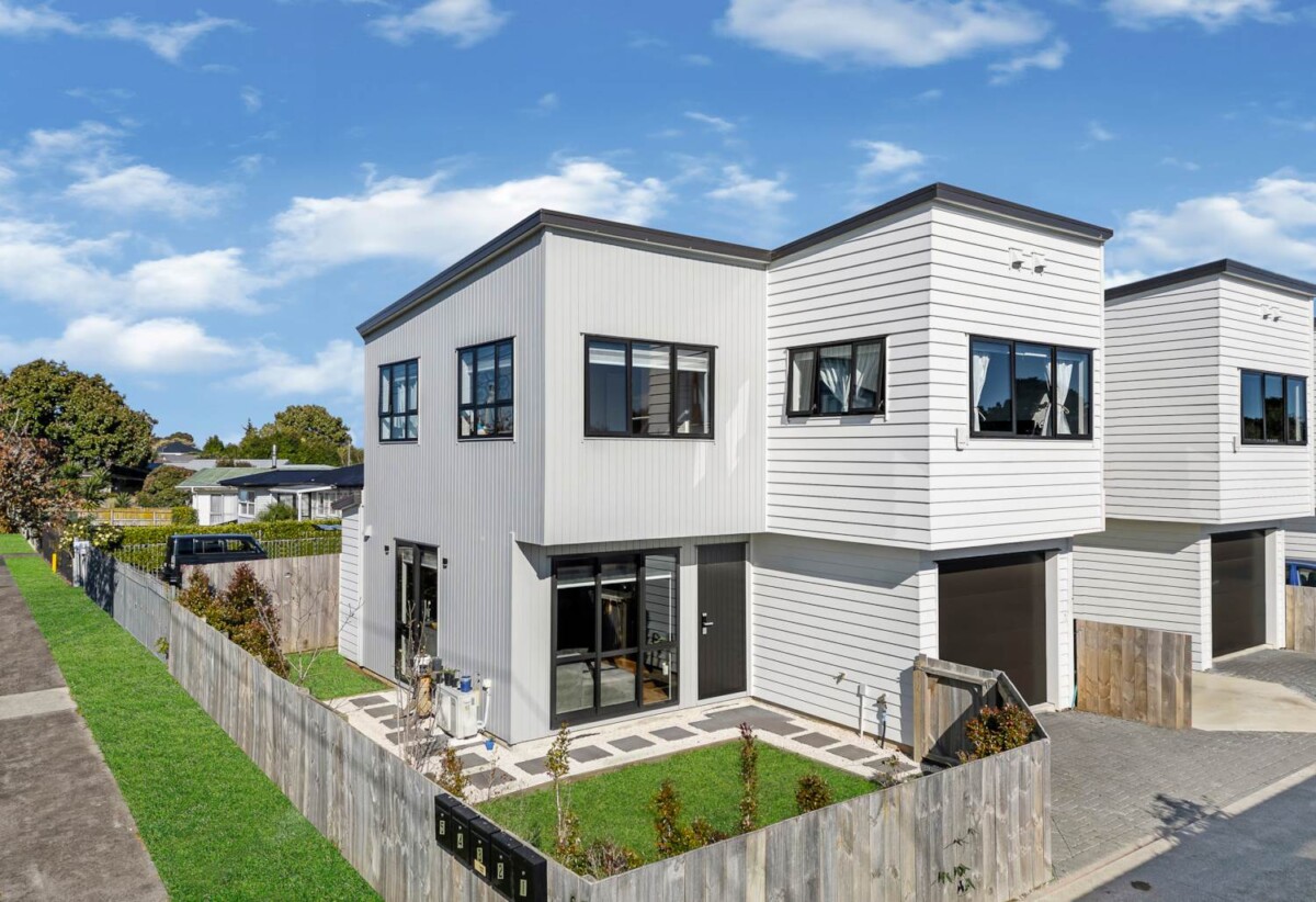 Must sell, 3 beds 2.5 baths home with garage, Road Frontage, Close to schools, parks & local shops, 0.2 km to Leabank School and James Cook High School, 1.4 km to Manurewa Intermediate, 1/65 Friedlanders Road, Manurewa, Auckland