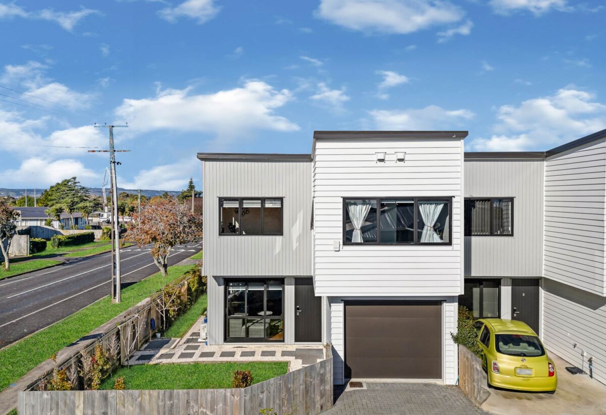 Must sell, 3 beds 2.5 baths home with garage, Road Frontage, Close to schools, parks & local shops, 0.2 km to Leabank School and James Cook High School, 1.4 km to Manurewa Intermediate, 1/65 Friedlanders Road, Manurewa, Auckland