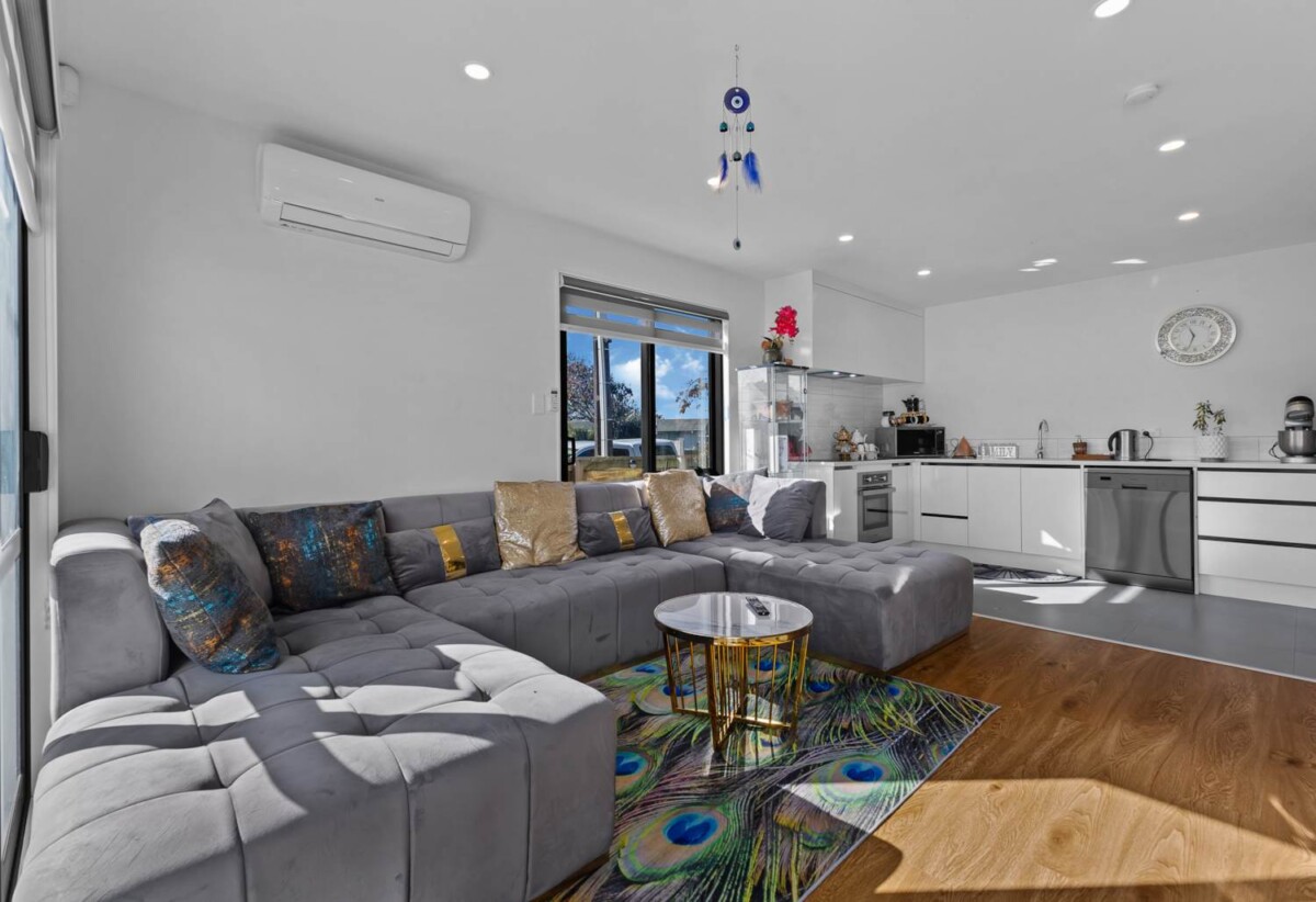 Must sell, 3 beds 2.5 baths home with garage, Road Frontage, Close to schools, parks & local shops, 0.2 km to Leabank School and James Cook High School, 1.4 km to Manurewa Intermediate, 1/65 Friedlanders Road, Manurewa, Auckland