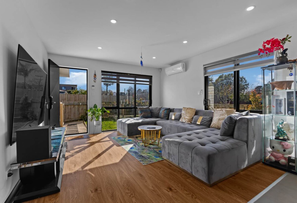 Must sell, 3 beds 2.5 baths home with garage, Road Frontage, Close to schools, parks & local shops, 0.2 km to Leabank School and James Cook High School, 1.4 km to Manurewa Intermediate, 1/65 Friedlanders Road, Manurewa, Auckland