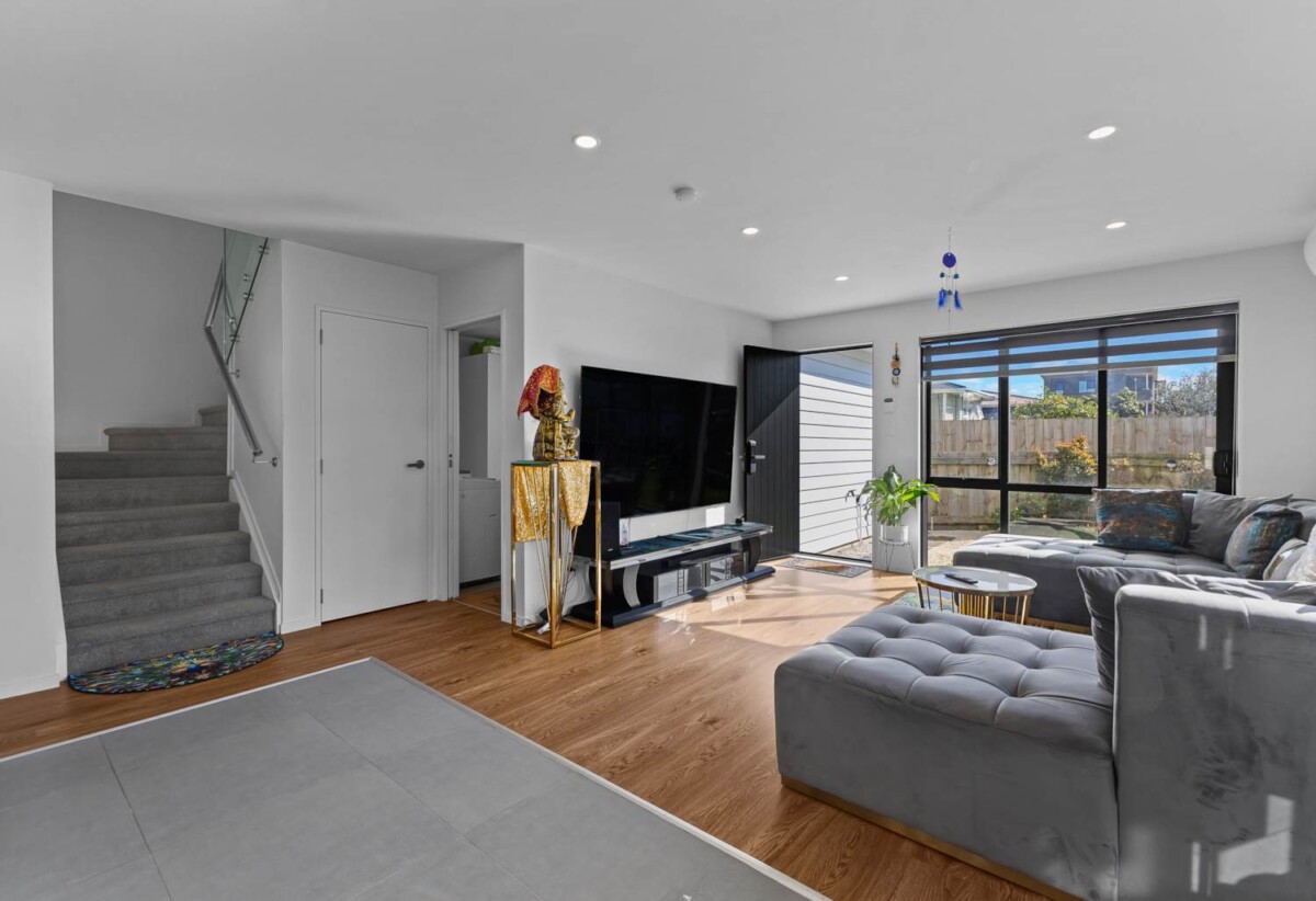 Must sell, 3 beds 2.5 baths home with garage, Road Frontage, Close to schools, parks & local shops, 0.2 km to Leabank School and James Cook High School, 1.4 km to Manurewa Intermediate, 1/65 Friedlanders Road, Manurewa, Auckland