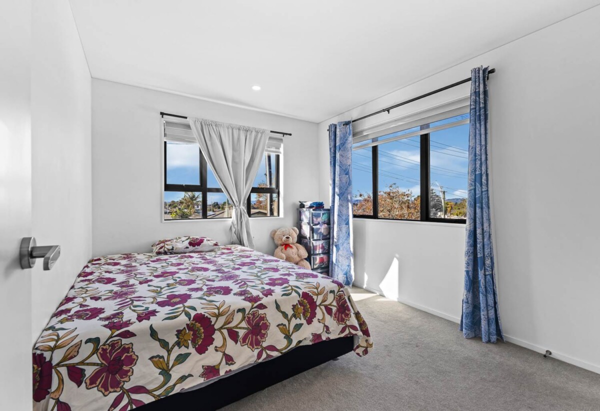 Must sell, 3 beds 2.5 baths home with garage, Road Frontage, Close to schools, parks & local shops, 0.2 km to Leabank School and James Cook High School, 1.4 km to Manurewa Intermediate, 1/65 Friedlanders Road, Manurewa, Auckland