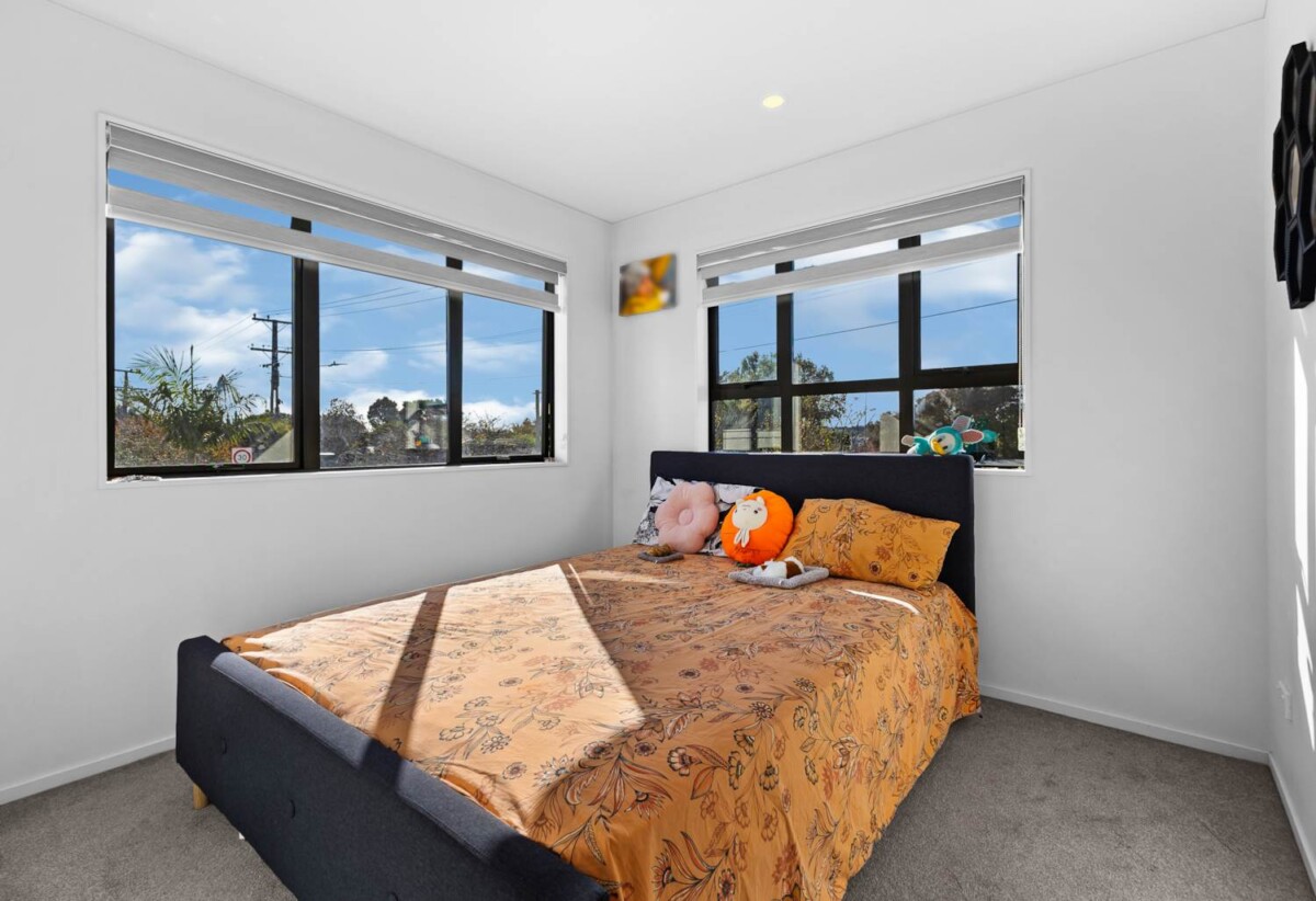 Must sell, 3 beds 2.5 baths home with garage, Road Frontage, Close to schools, parks & local shops, 0.2 km to Leabank School and James Cook High School, 1.4 km to Manurewa Intermediate, 1/65 Friedlanders Road, Manurewa, Auckland