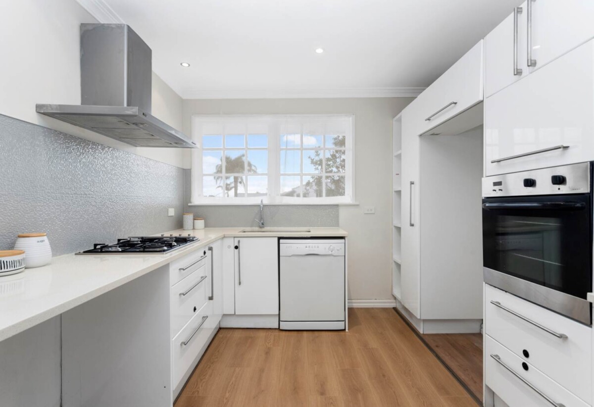 Double Grammar school zone, Baick 2 beds 1 bath home with garage, 0.5 km to Kohia Terrace School, 0.9 km to Auckland Normal Intermediate, 1 km to Epsom Girls’ Grammar School, 2 km to Auckland Grammar, 1/277 Manukau Road, Epsom, Auckland