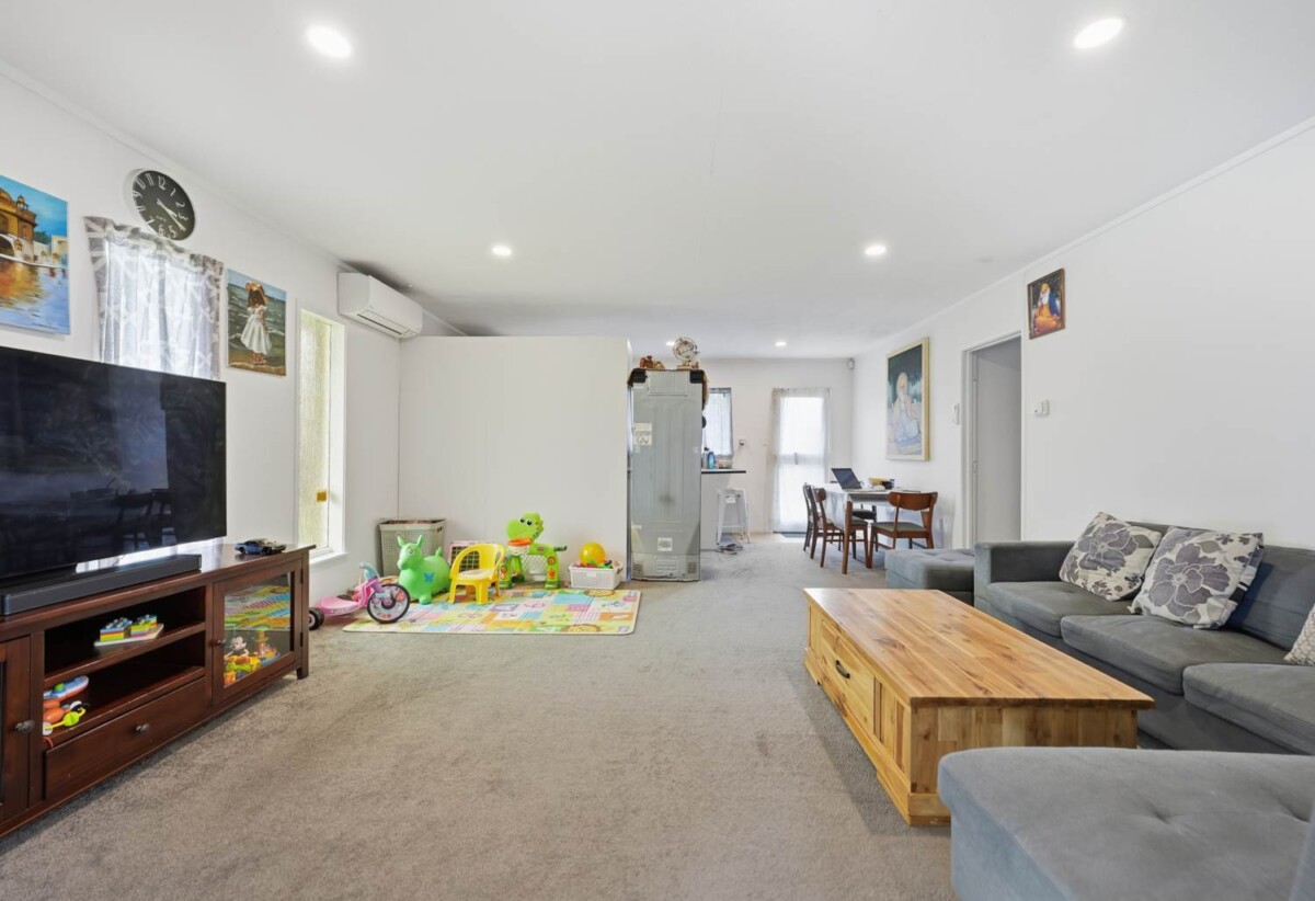 Dual-Income, Brick and tile 2 x 2 beds 1 baths with garage on 693m2 section, The property delivers a strong net rental return of approximately $1,100 per week, close to schools, shops, shopping centres, motorway access, 1 km to Papatoetoe East School and Papatoetoe High School, 14 Meadowcourt Drive, Manukau, Auckland