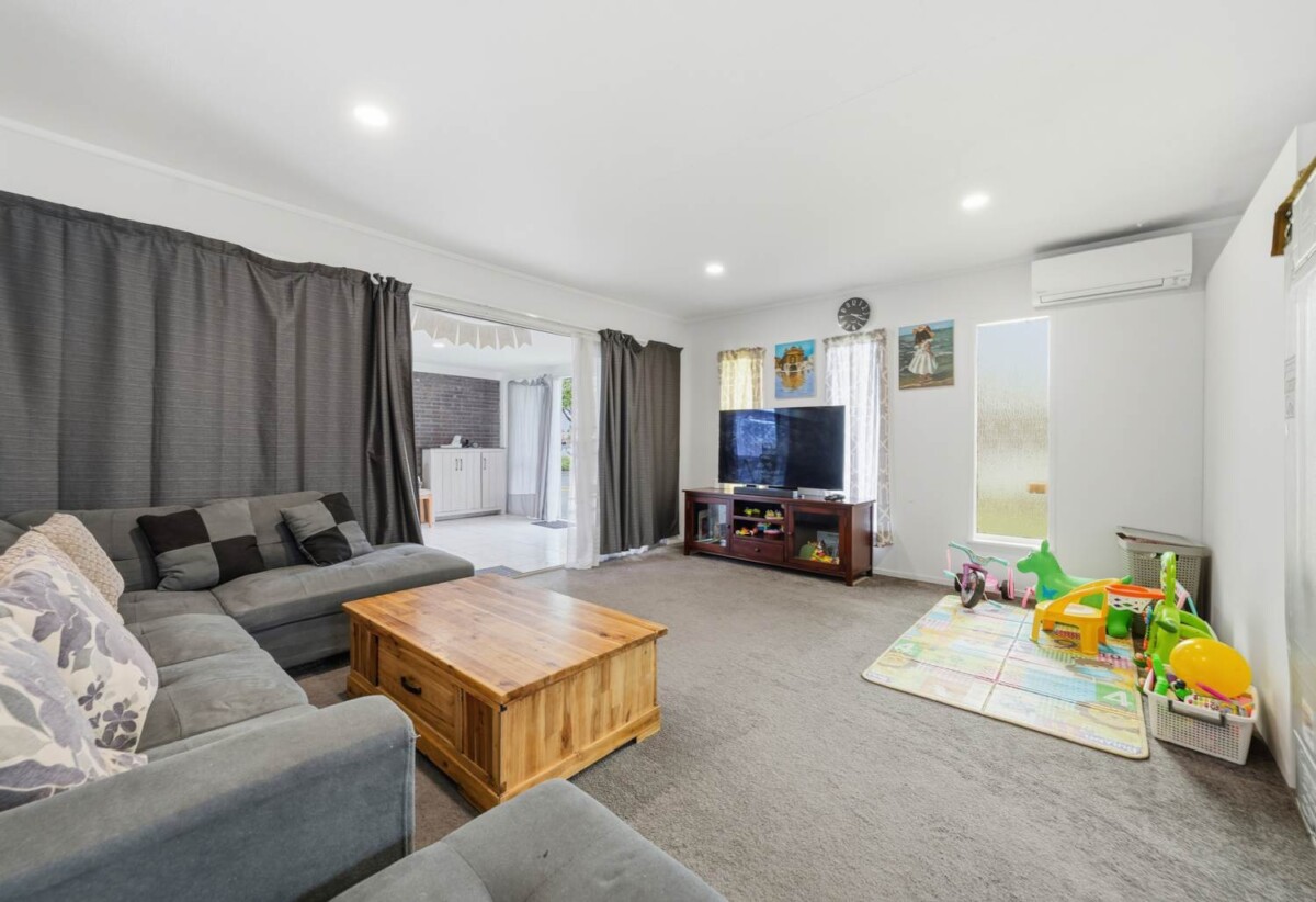 Dual-Income, Brick and tile 2 x 2 beds 1 baths with garage on 693m2 section, The property delivers a strong net rental return of approximately $1,100 per week, close to schools, shops, shopping centres, motorway access, 1 km to Papatoetoe East School and Papatoetoe High School, 14 Meadowcourt Drive, Manukau, Auckland