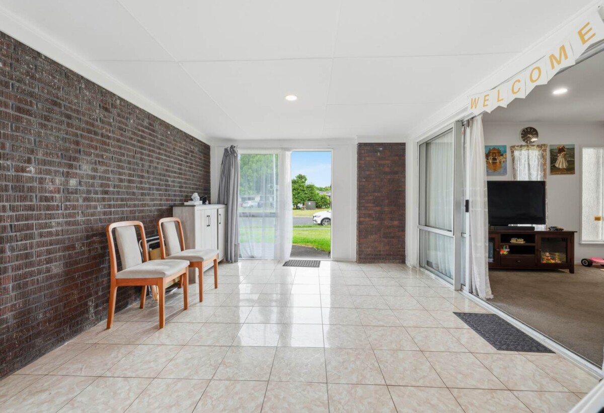 Dual-Income, Brick and tile 2 x 2 beds 1 baths with garage on 693m2 section, The property delivers a strong net rental return of approximately $1,100 per week, close to schools, shops, shopping centres, motorway access, 1 km to Papatoetoe East School and Papatoetoe High School, 14 Meadowcourt Drive, Manukau, Auckland