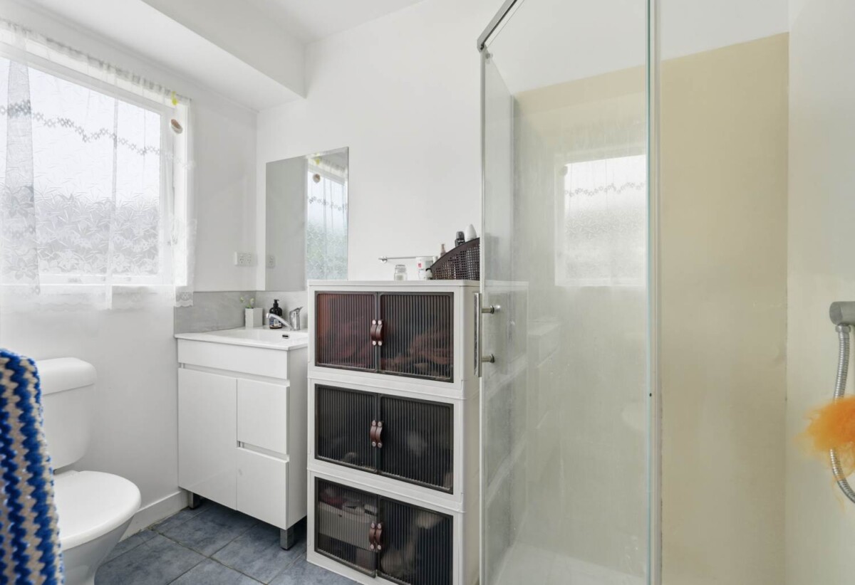 Dual-Income, Brick and tile 2 x 2 beds 1 baths with garage on 693m2 section, The property delivers a strong net rental return of approximately $1,100 per week, close to schools, shops, shopping centres, motorway access, 1 km to Papatoetoe East School and Papatoetoe High School, 14 Meadowcourt Drive, Manukau, Auckland