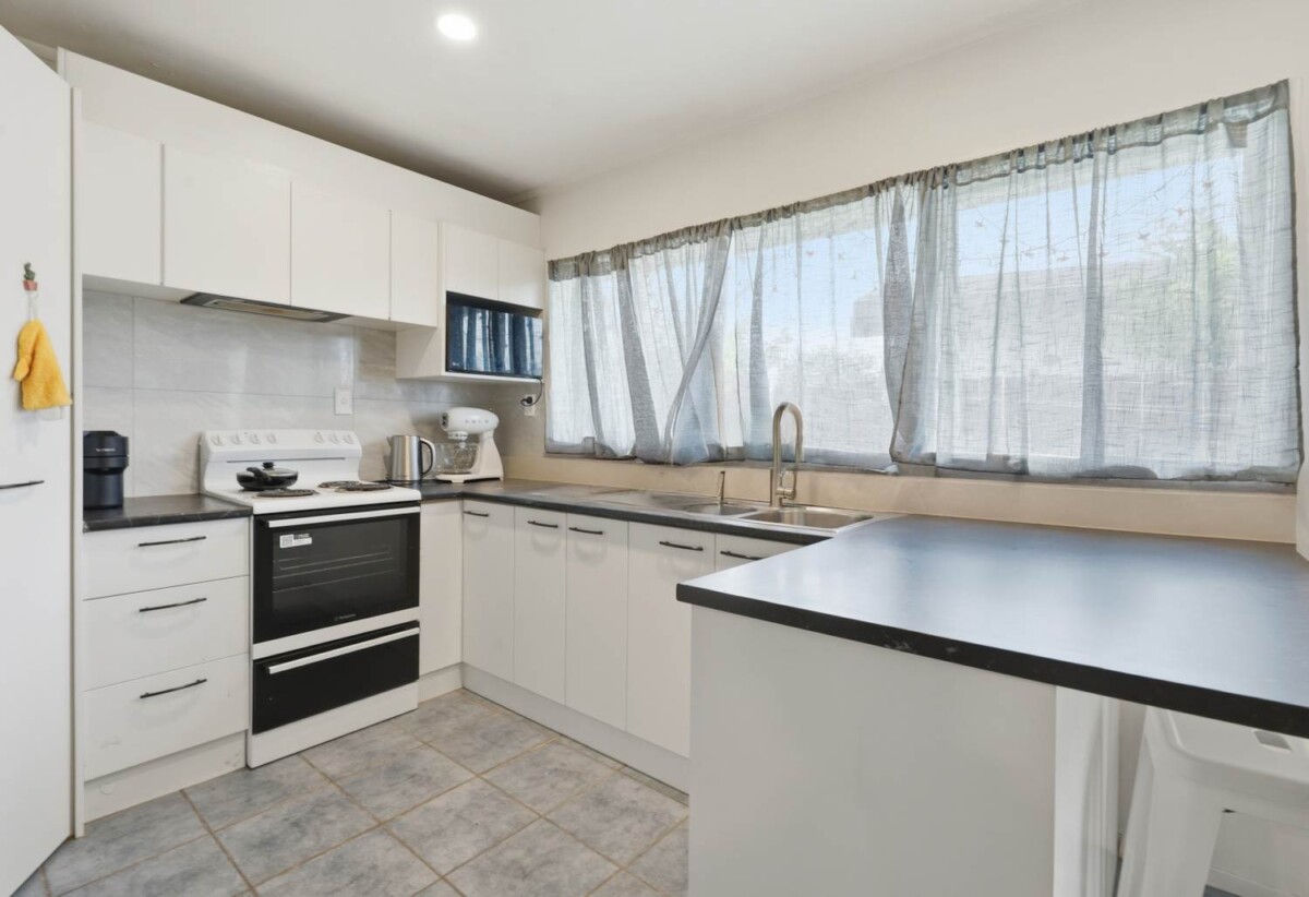 Dual-Income, Brick and tile 2 x 2 beds 1 baths with garage on 693m2 section, The property delivers a strong net rental return of approximately $1,100 per week, close to schools, shops, shopping centres, motorway access, 1 km to Papatoetoe East School and Papatoetoe High School, 14 Meadowcourt Drive, Manukau, Auckland