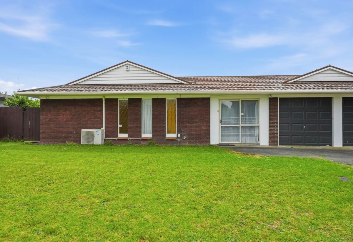Dual-Income, Brick and tile 2 x 2 beds 1 baths with garage on 693m2 section, The property delivers a strong net rental return of approximately $1,100 per week, close to schools, shops, shopping centres, motorway access, 1 km to Papatoetoe East School and Papatoetoe High School, 14 Meadowcourt Drive, Manukau, Auckland