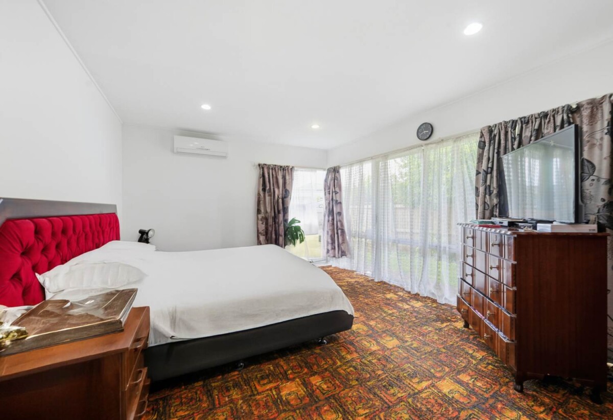 Dual-Income, Brick and tile 2 x 2 beds 1 baths with garage on 693m2 section, The property delivers a strong net rental return of approximately $1,100 per week, close to schools, shops, shopping centres, motorway access, 1 km to Papatoetoe East School and Papatoetoe High School, 14 Meadowcourt Drive, Manukau, Auckland