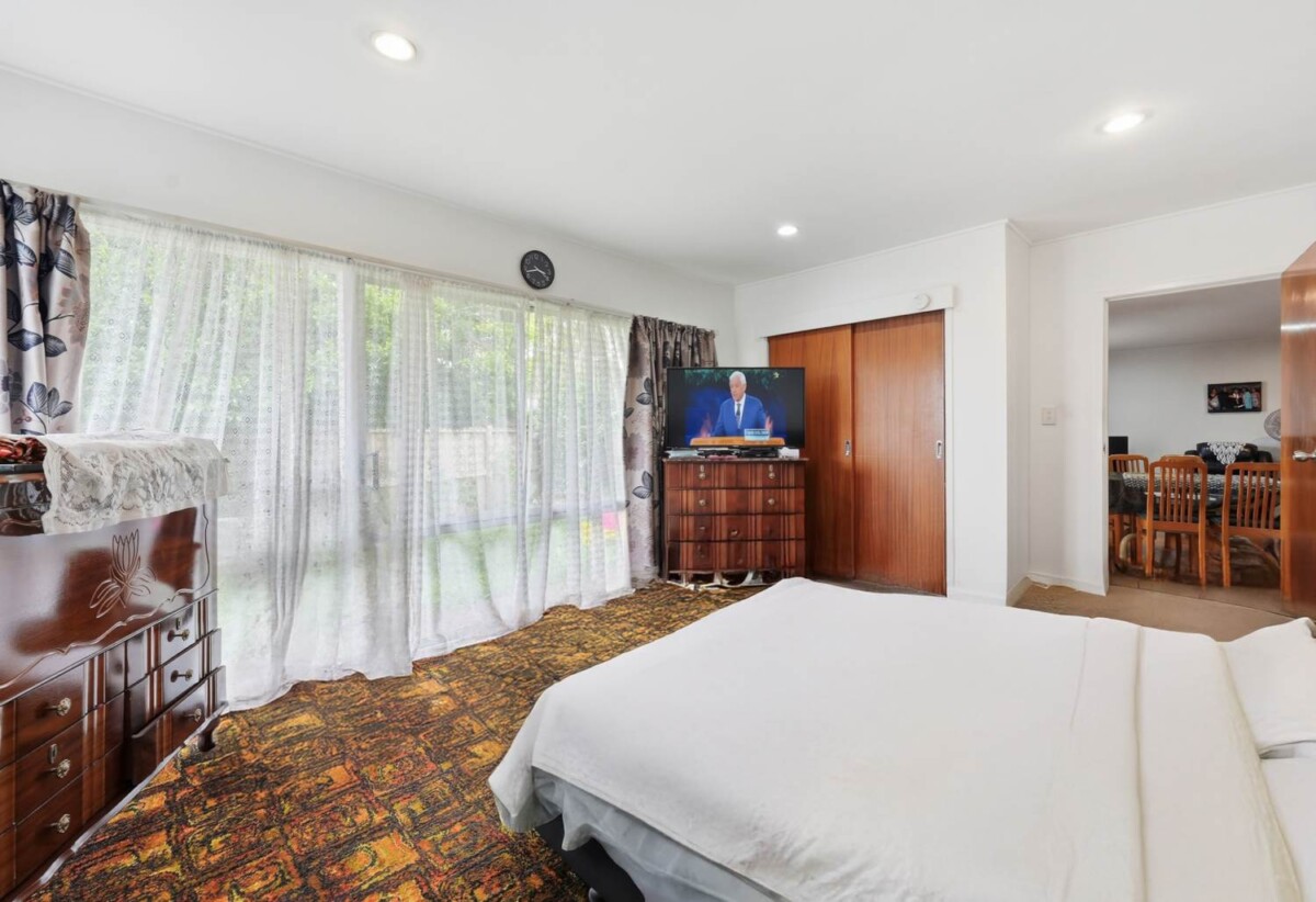 Dual-Income, Brick and tile 2 x 2 beds 1 baths with garage on 693m2 section, The property delivers a strong net rental return of approximately $1,100 per week, close to schools, shops, shopping centres, motorway access, 1 km to Papatoetoe East School and Papatoetoe High School, 14 Meadowcourt Drive, Manukau, Auckland