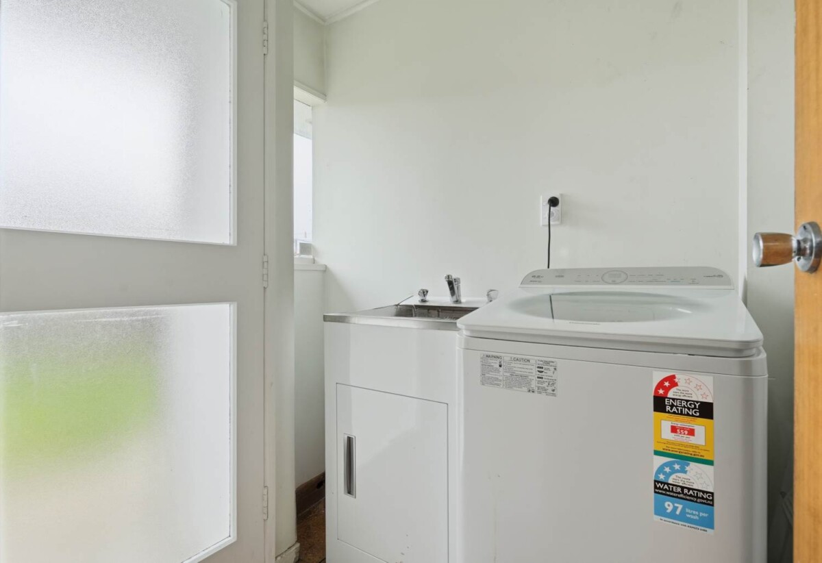 Dual-Income, Brick and tile 2 x 2 beds 1 baths with garage on 693m2 section, The property delivers a strong net rental return of approximately $1,100 per week, close to schools, shops, shopping centres, motorway access, 1 km to Papatoetoe East School and Papatoetoe High School, 14 Meadowcourt Drive, Manukau, Auckland